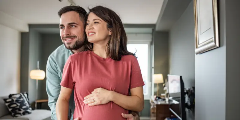 homem e mulher grávida sorrindo em foto