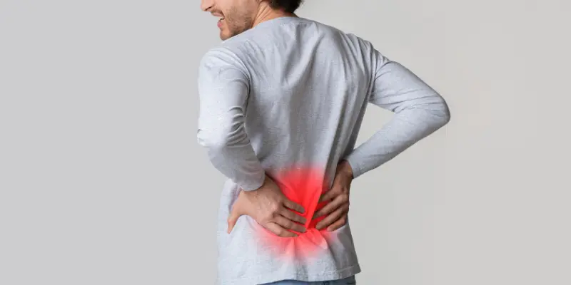 homem com dor nas costas causada pela dor nos rins