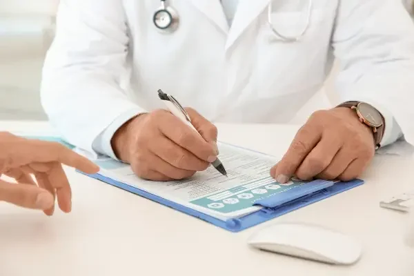 Médico fazendo anotações em Exames urológicos